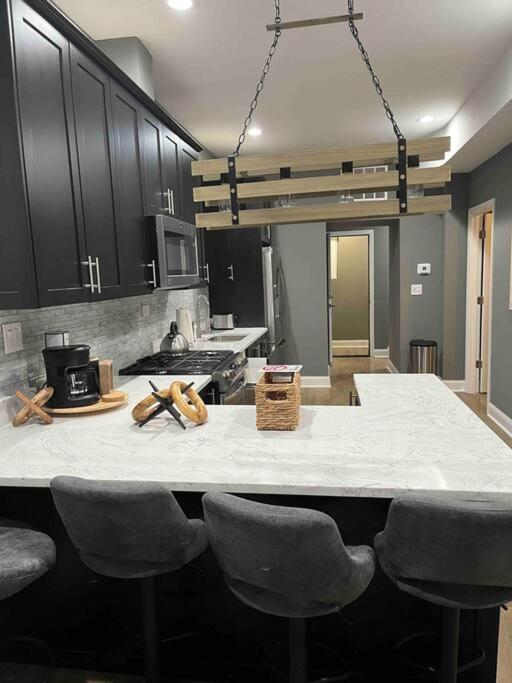 Neutral Spiraled Vibes Apartment Chicago Exterior photo